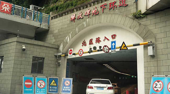 体验重庆山地城市特色交通：汽车也可以坐电梯抄近路
