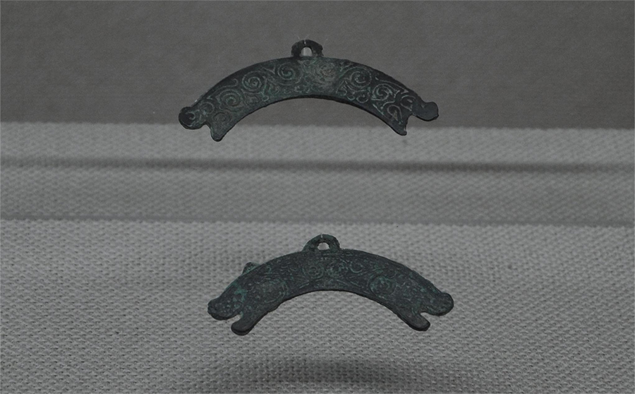 卷云纹青铜璜形饰（战国时期），李家坝遗址出土，现藏于云阳县博物馆。