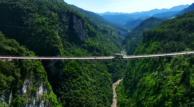 中國基建又秀技！300米懸空橋上水泥運輸車猶如“走鋼絲”