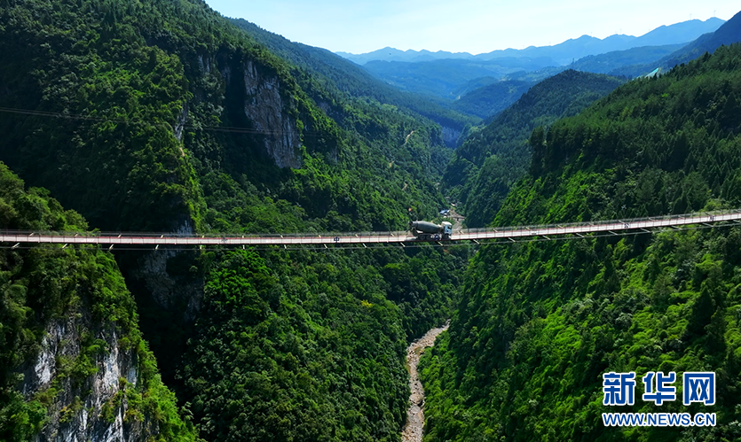 中国基建又秀技！300米悬空桥上水泥运输车犹如“走钢丝”