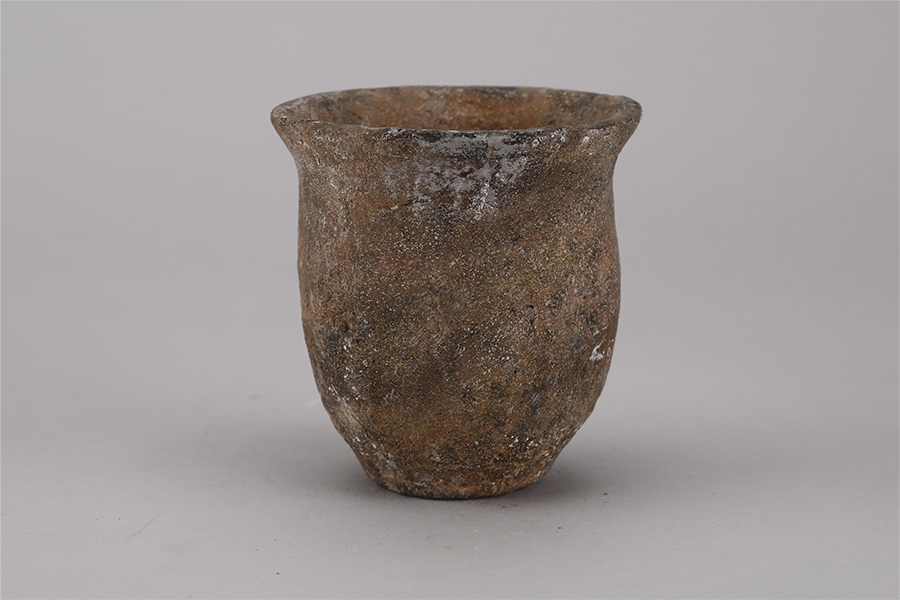 老關廟遺址發掘出的新石器時代紅陶夾砂陶罐。(夔州博物館供圖)
