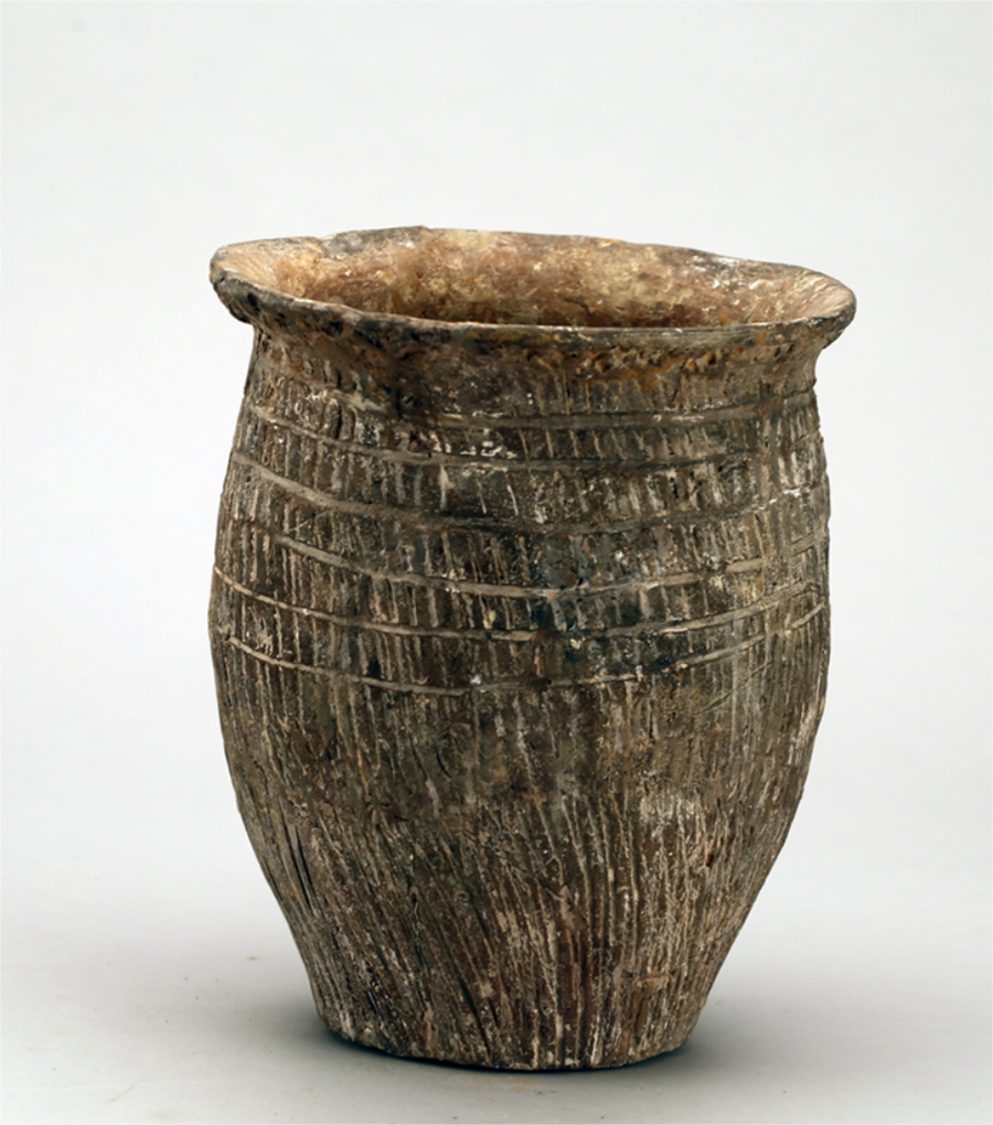 老關廟遺址發掘出的新石器時代紅陶繩紋陶罐。(夔州博物館供圖)