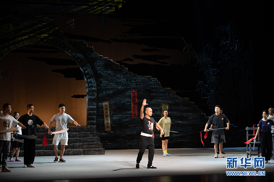 9月8日，重慶市川劇院《江姐》劇組的演職人員在抓緊時間排練。新華網 耿駿宇 攝