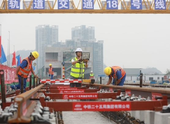 重庆轨道18号线开始铺轨 预计明年4月实现轨通