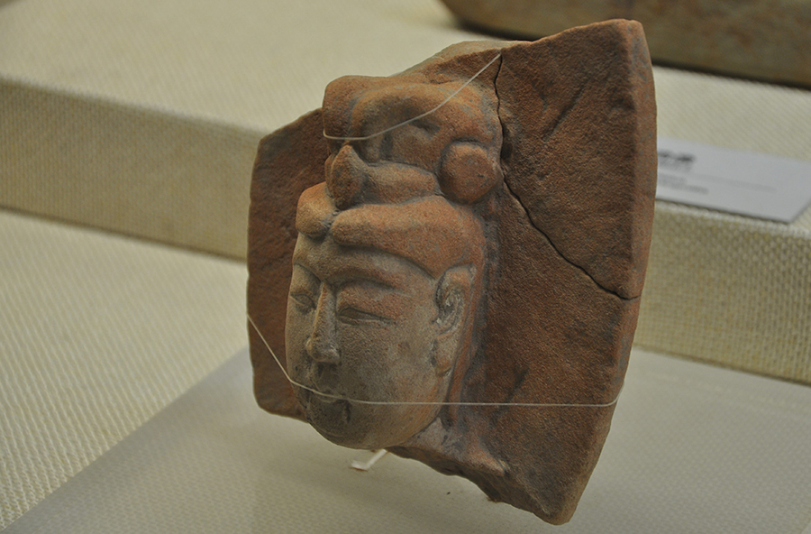 明月壩遺址出土的菩薩頭像，現藏于雲陽縣博物館。