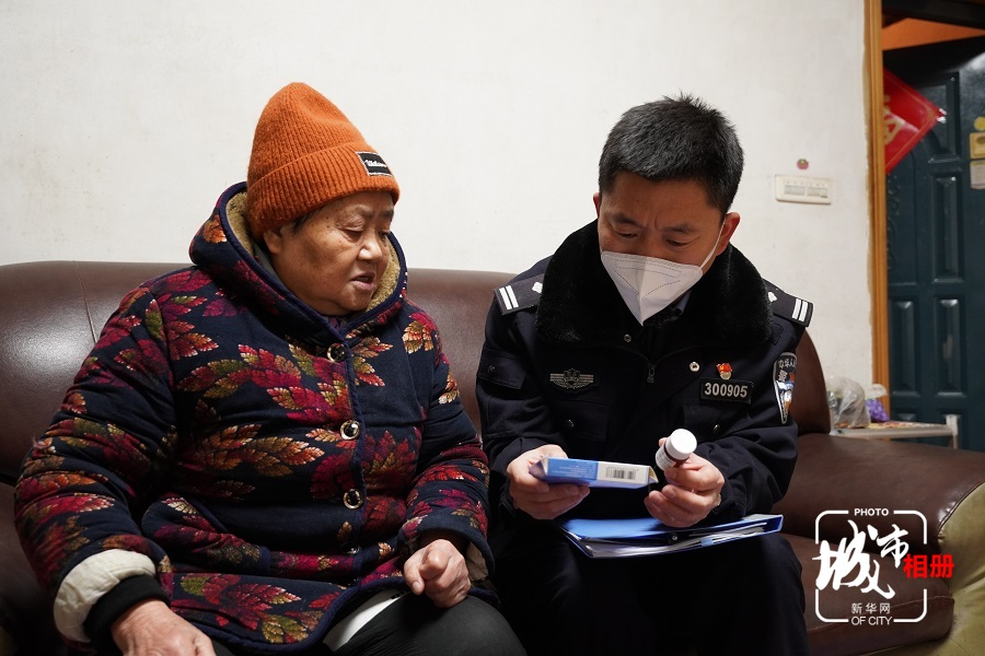 韓海生是重慶市公安局九龍坡區分局九龍派出所的社區民警，主要管理九龍街道楊渡路社區。這個社區3600多名實有人口中，超過三分之二的人年齡都在60歲以上，而70歲以上的空巢老人超過百名。新華網 黃俊輝 攝 李華曾 陳雨 文