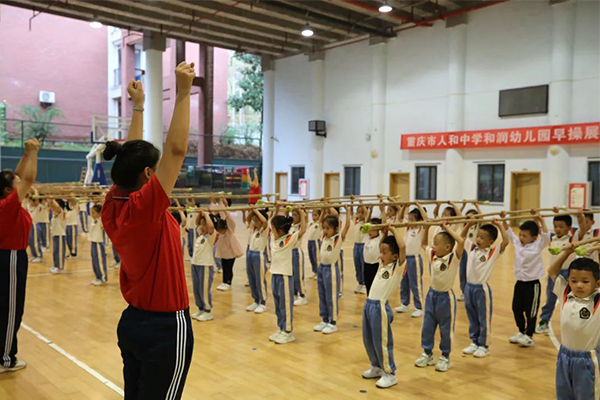 九龙坡区幼儿教育主题研训活动在重庆市人和中学和润幼儿园举行