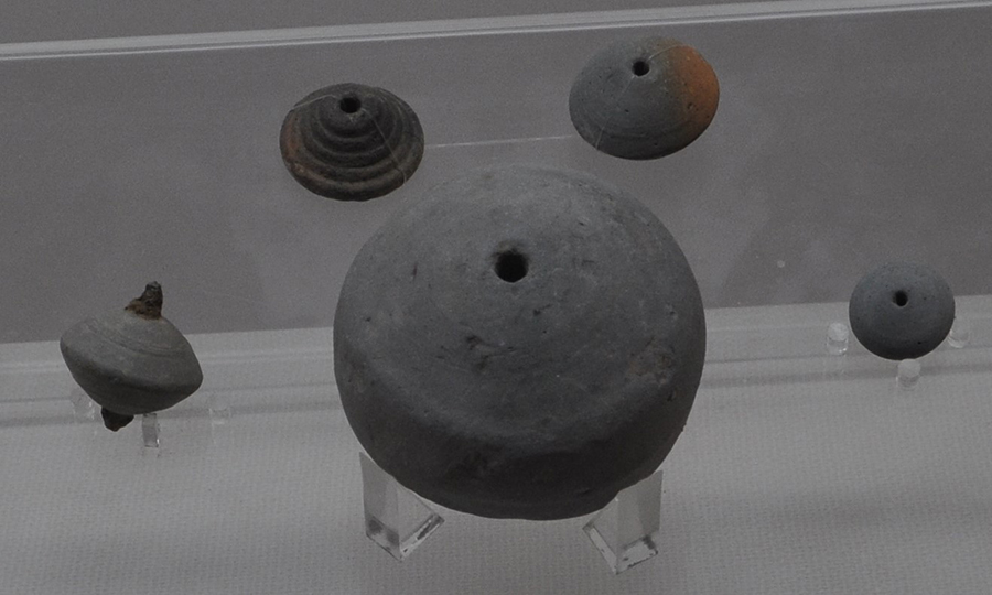 雲陽大地坪遺址出土的新石器時期陶紡輪。（藏于雲陽縣博物館）