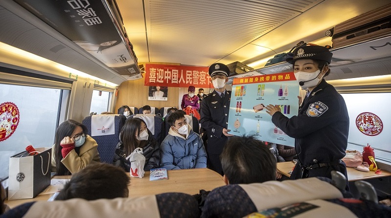【新春走基层】重庆铁路警方列车上宣传反诈防盗送平安