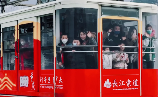 【这就是信心】重庆长江索道仍然爆满，当地居民幽默喊话：各位游客朋友该回去上班啦！
