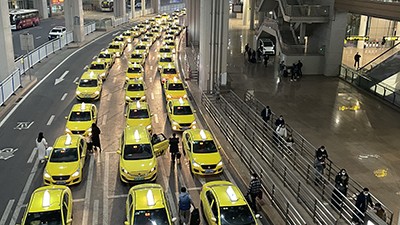 这就是信心｜重庆机场网红出租车从白天排到黑夜