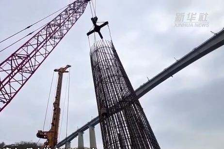 渝萬高鐵主墩首根樁基完成澆築施工