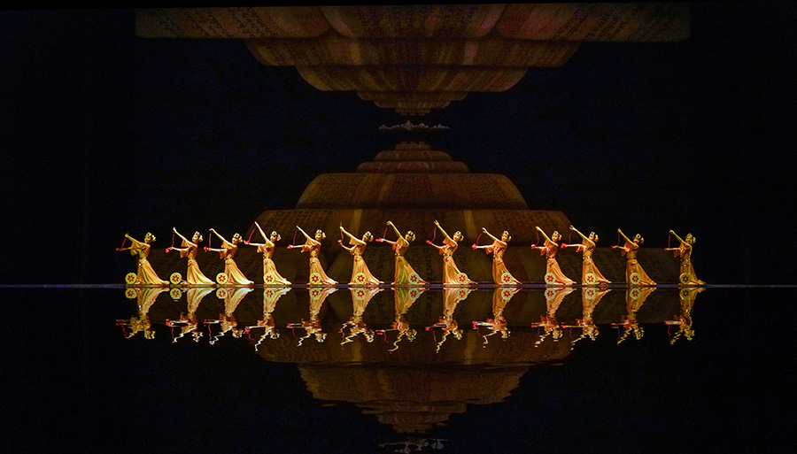 图为重庆芭蕾舞团演员表演《追寻香格里拉》。