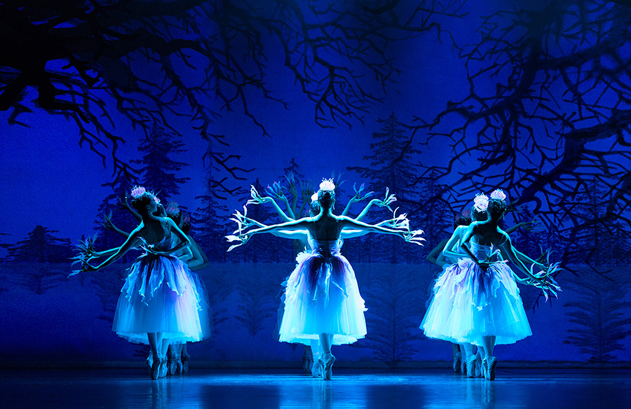 图为重庆芭蕾舞团演员表演《追寻香格里拉》。