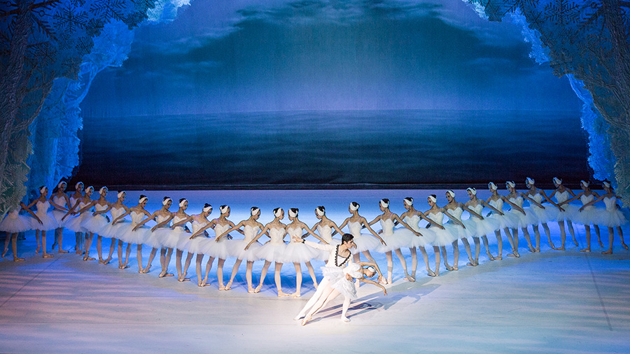 图为重庆芭蕾舞团演员表演《天鹅湖》。