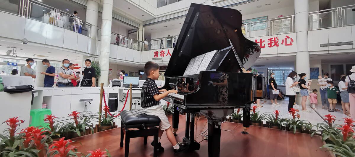 江津区妇幼保健院：小小钢琴家为群众演奏