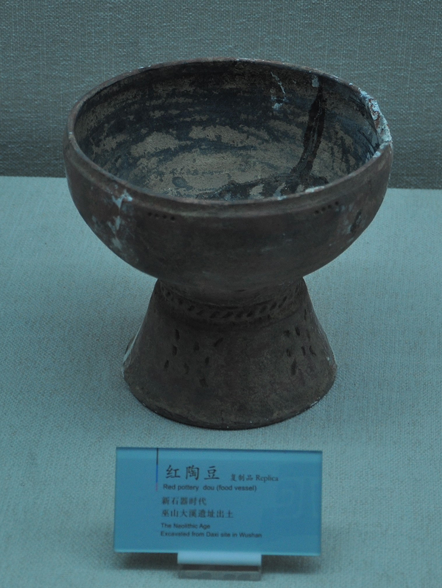 大溪遺址出土的新石器時期紅陶豆（復制品），現藏于巫山博物館。