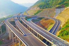 重庆高速路3D智能摊铺技术：铺设误差不超3毫米