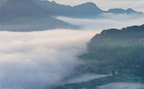 云绕山峦春色美