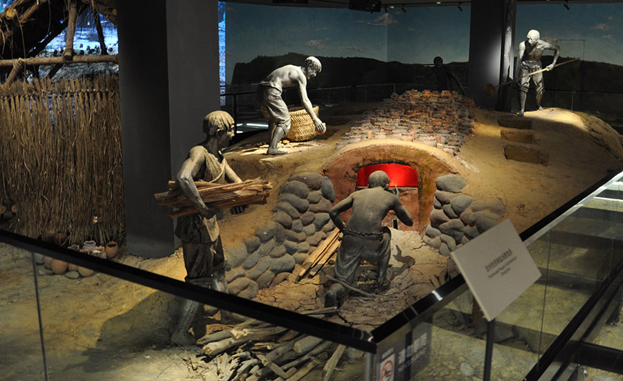 忠州博物館展示的中壩遺址煮鹽場景。