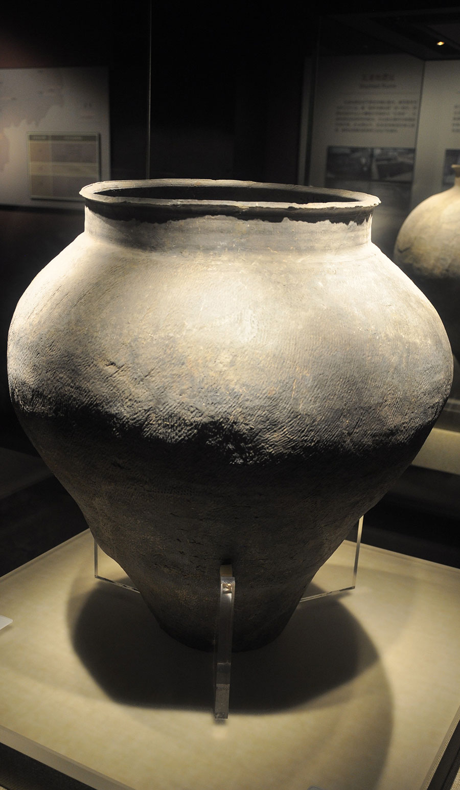 中壩遺址出土的周代繩紋灰陶甕，現藏于忠州博物館。