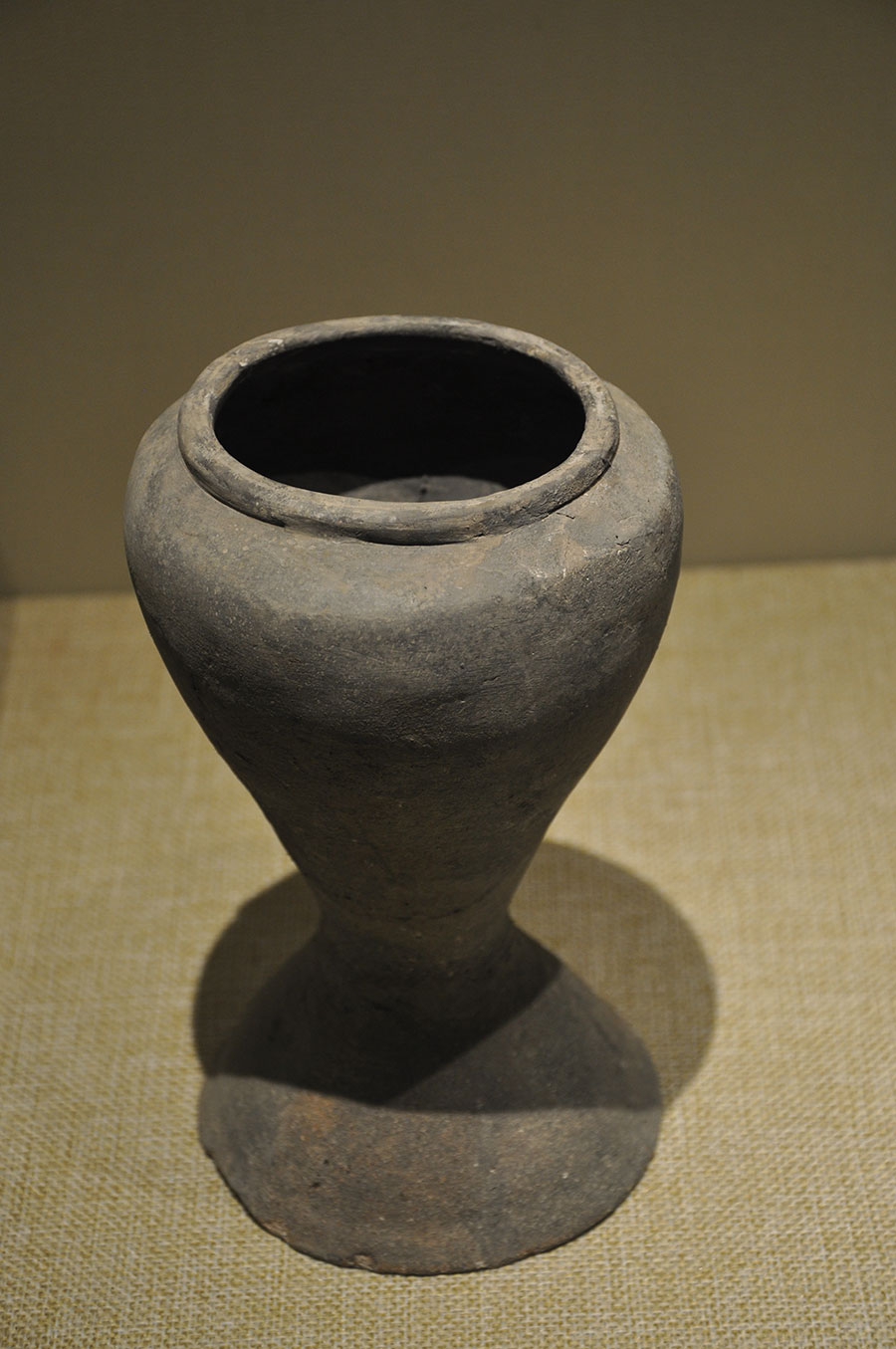 中壩遺址出土的周代圈足灰陶罐，現藏于忠州博物館。