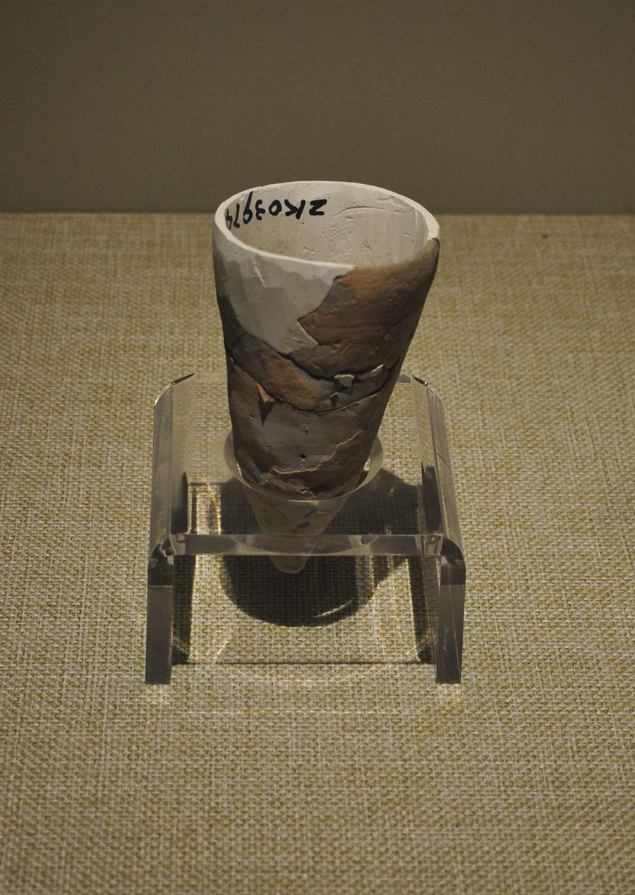 㽏井溝遺址出土的商周灰陶尖底杯，現藏于忠州博物館。