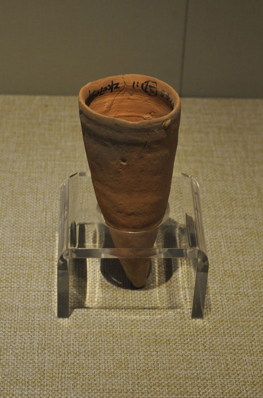 中壩遺址出土的商周紅陶尖底杯，現藏于忠州博物館。