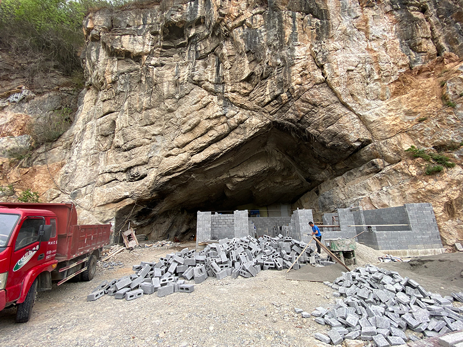 湖北长阳县渔峡口镇长阳榨洞遗址，距今27000年。