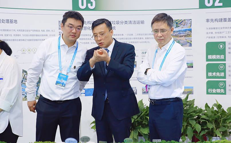 重慶水務環境集團黨委副書記、總經理曲斌在展廳了解參展産品