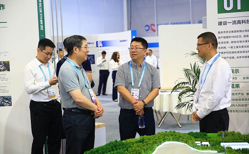 中國航天科技集團公司第六研究院副院長朱奇一行參觀重慶環衛集團展&