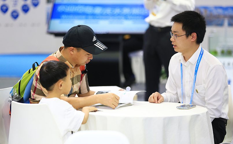 观展市民在重庆水务环境集团展厅咨询