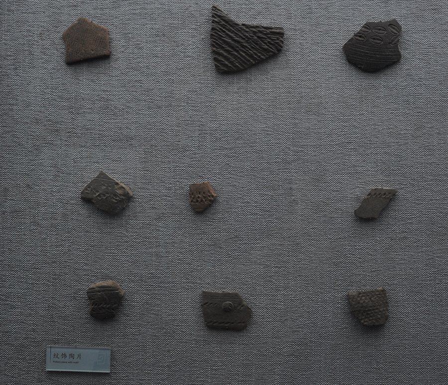 图为双堰塘遗址出土的西周时期纹饰陶片，现藏于巫山博物馆。