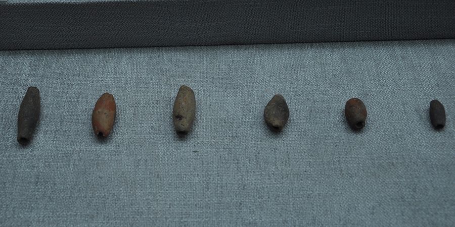 圖為雙堰塘遺址出土的西周時期陶網墜，現藏于巫山博物館。