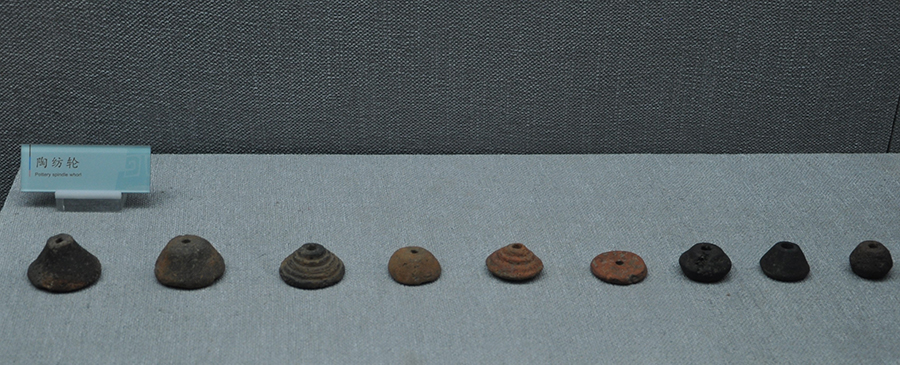 圖為雙堰塘遺址出土的西周時期陶紡輪，現藏于巫山博物館。