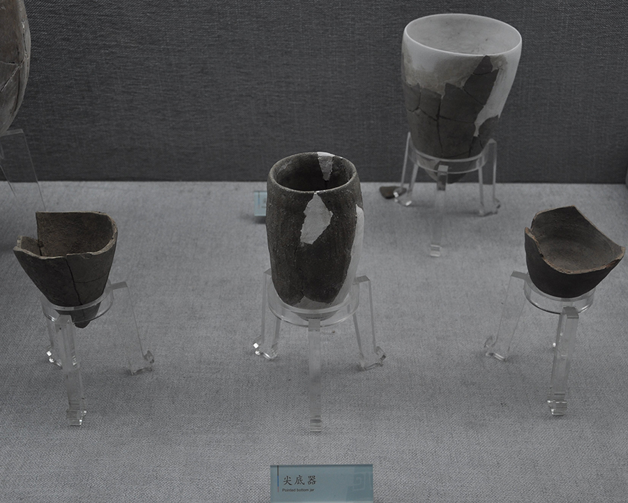 圖為雙堰塘遺址出土的西周時期巴文化典型陶器——尖底器，現藏于巫山博物館。