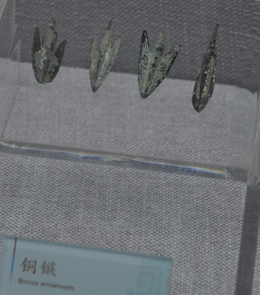 圖為雙堰塘遺址出土的西周時期青銅箭頭，現藏于巫山博物館。