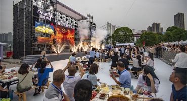 2023“嗨饮嗨火锅·畅享九龙坡”火锅文化节在九龙滩广场举行