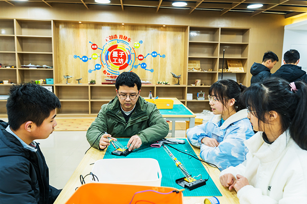 青少儿机器人培训：培养未来科技之星